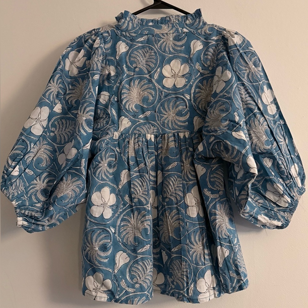 NWOT Karni Blue White Floral Block Batik Print Peasant Balloon Sleeve Top Blouse - Picture 6 of 6